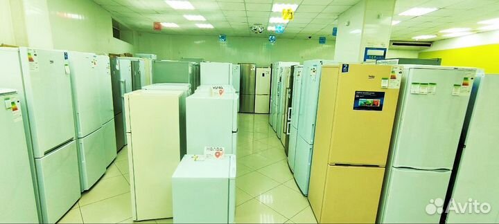 Пылесос Willmark VC-1842DB красный