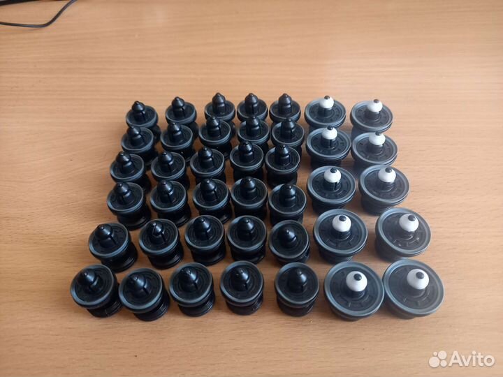 Клипсы обшивки двери Ford