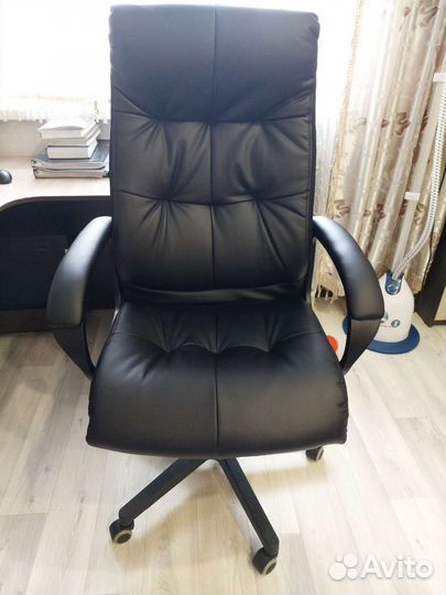 Офисное кожаное кресло руководителя