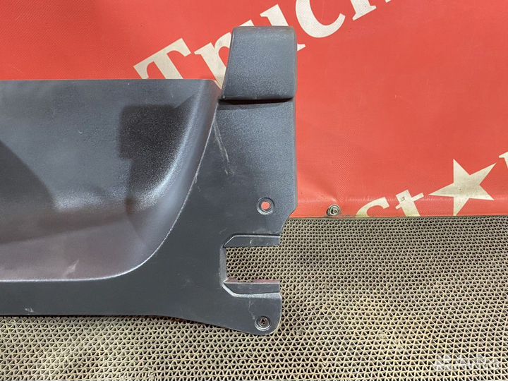 Накладка корпуса подножек левая Volvo FH
