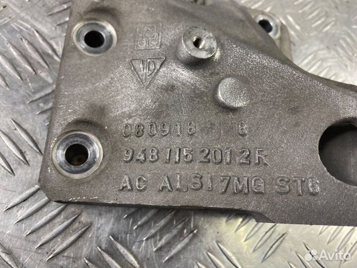 Кронштейн опоры двигателя правый Porsche Cayenne