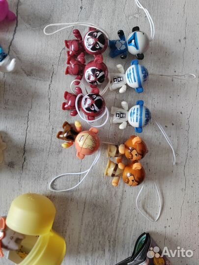 Киндер игрушки, наклейки и фишки лента
