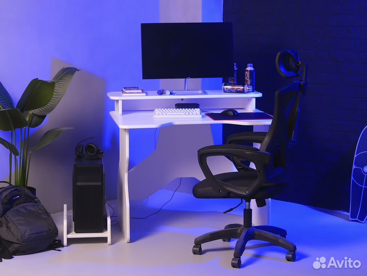 Белый компьютерный геймерский стол