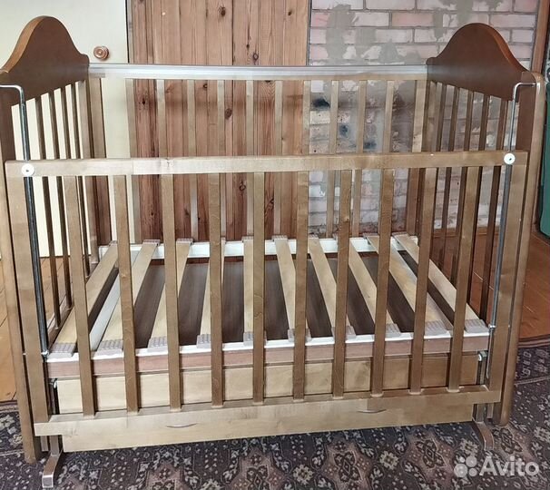 Детская кроватка с маятником, ящиком и матрасом