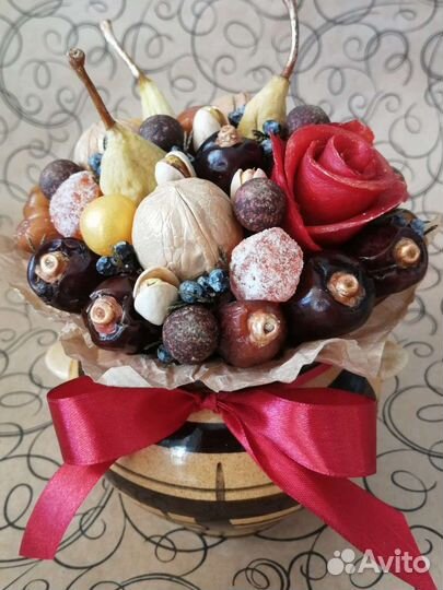 Съедобный букет из орехов и сухофруктов