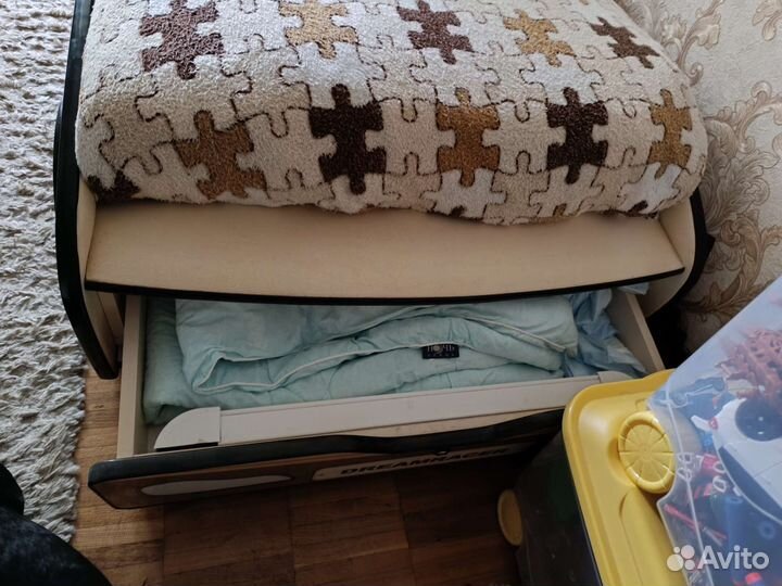 Детская кровать-машинка