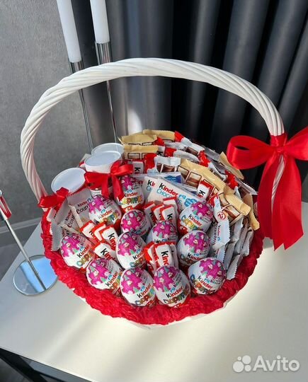 Сладкий букет из киндеров девушке