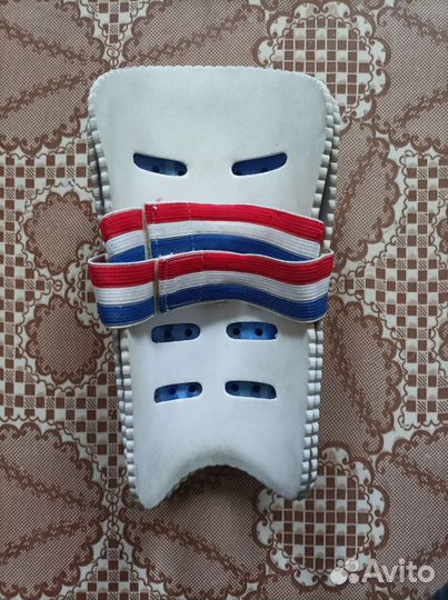 Защита на ноги футбольная