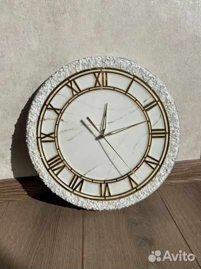 Часы 35 см из эпоксидной смолы, белые с золотом