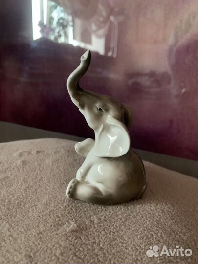 Слон фарфоровый