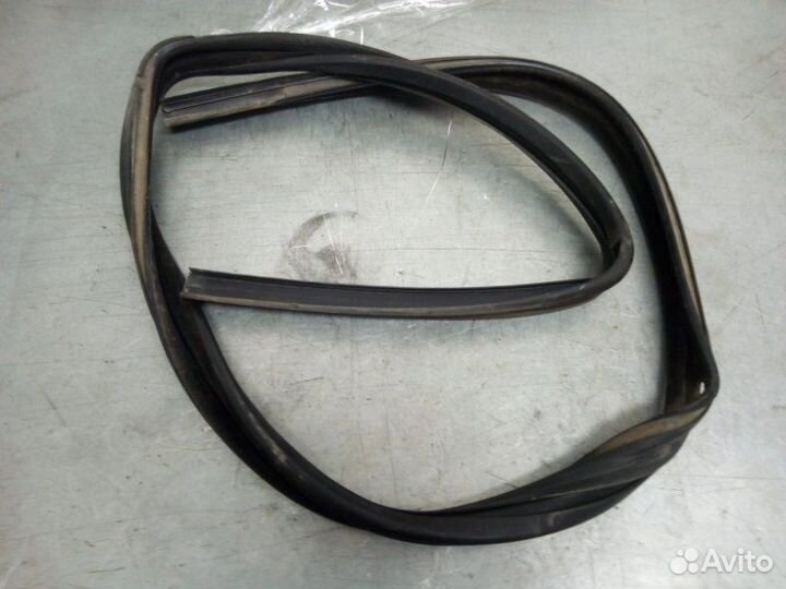 Уплотнитель стекла задний правый Opel Astra H