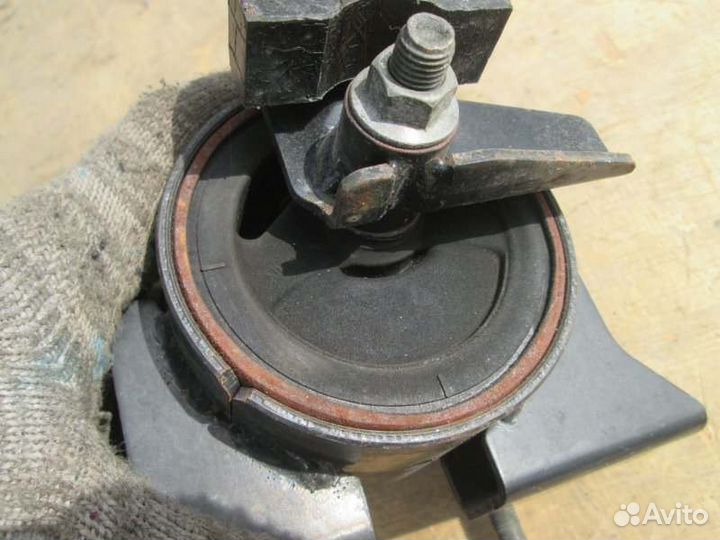 Подушка двигателя правая Nissan Tino V10 QG18DE