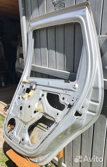 Дверь задняя правая на renault duster