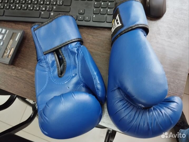 Боксерские перчатки 10 oz новые