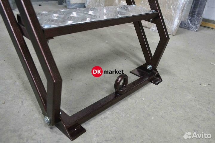 Лестница в подвал, погреб, гараж