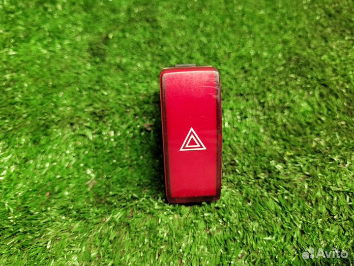 Кнопка аварийной сигнализации на Honda CR-V 3