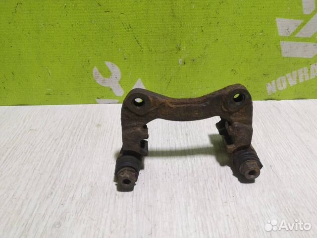 Скоба суппорта заднего Фольксваген Пассат Б3