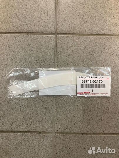 Наклейка заднего крыла левая Toyota Corolla 180