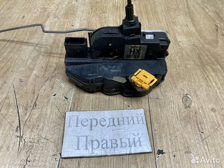 Замок двери передний правый Opel Insignia 08-17г