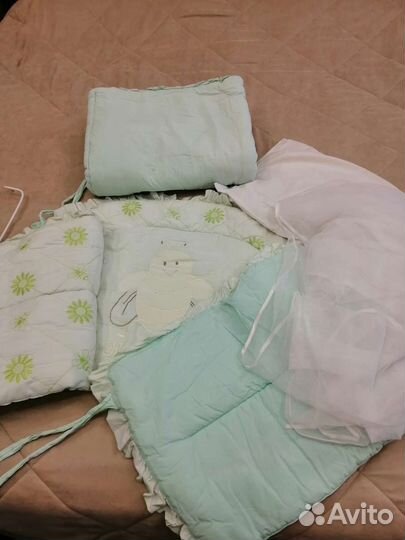 Детская кроватка со всеми принадлежностями