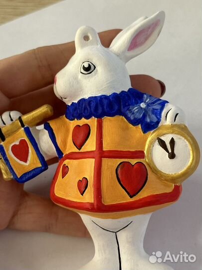 Елочная игрушка кролик с часами