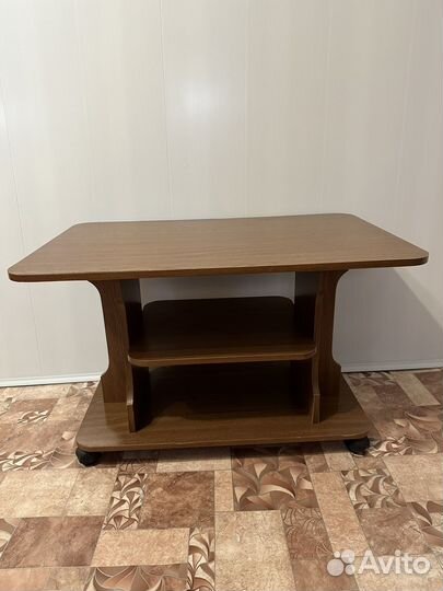 Журнальный столик на колесах