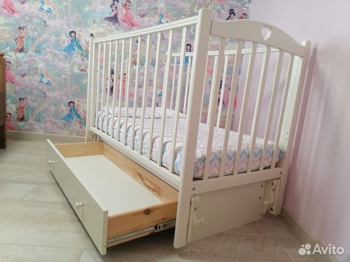 Детская кроватка с маятником и ящиком