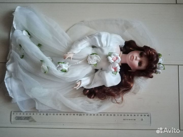 Кукла фарфоровая