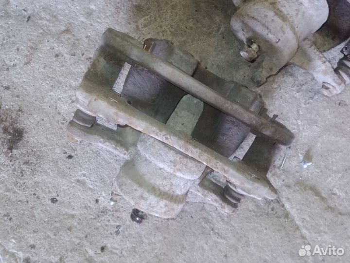 Суппорт тормозной передний Тойота Авенсис