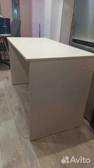 Рабочий стол белый