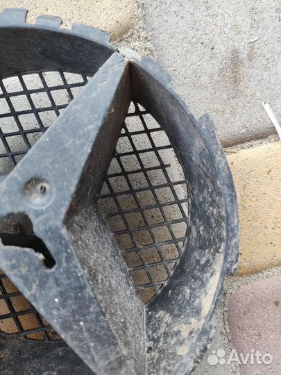 Опора эмблемы решетки радиатора Mercedes W204