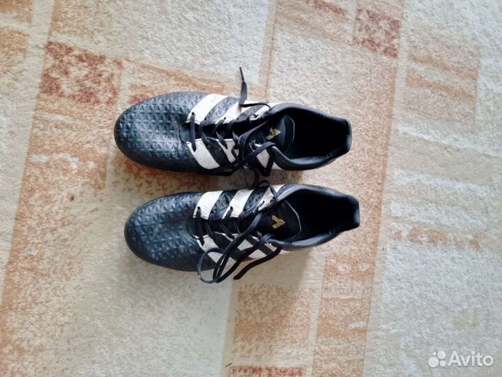 Футбольные бутсы adidas