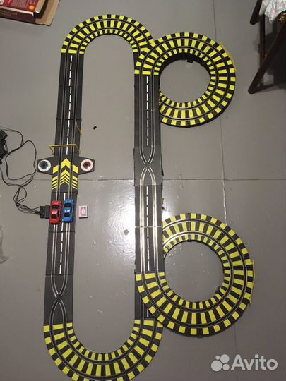 Гоночный трек с машинками на управлении