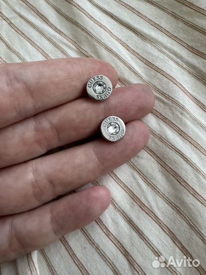 Серьги пусеты guess