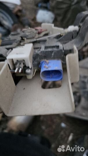 Замок задней левой двери Volkswagen Touareg 1