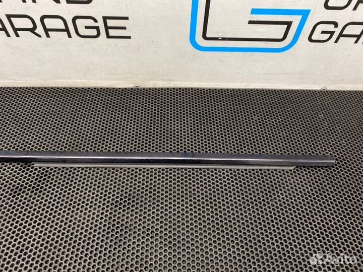 Молдинг стекла задний левый Mercedes-Benz E-Class