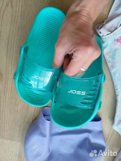 Купальник для девочки, сланцы и шапочка