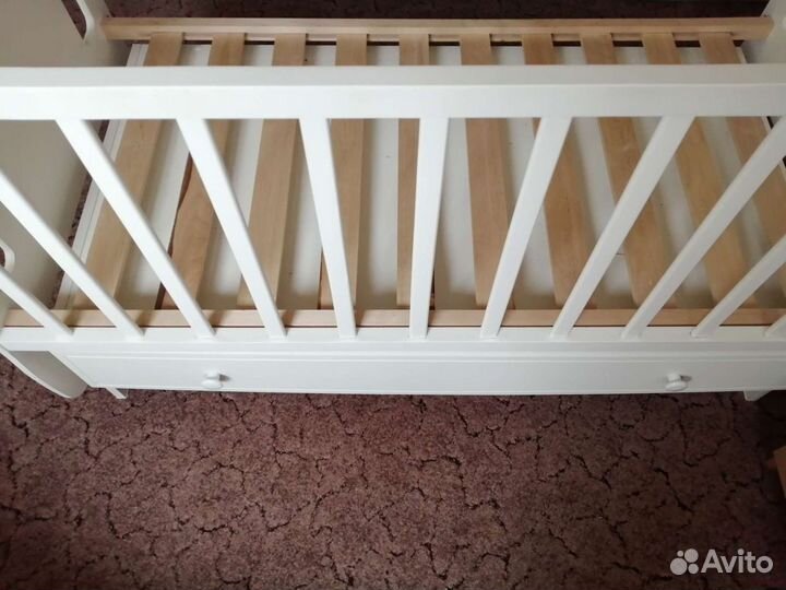 Детская кроватка с маятником