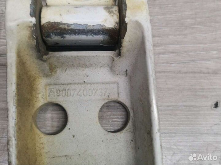 Петли дверей Mercedes Sprinter W906