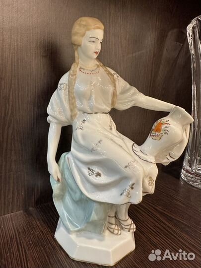 Статуэтка фарфор девушка