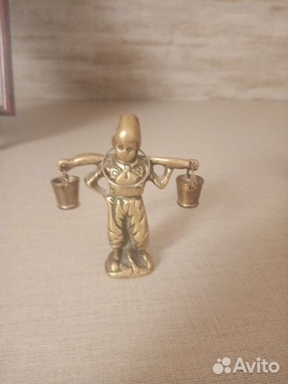 Мальчик с ведрами