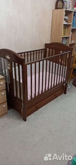 Детская кроватка с маятниковым механизмом