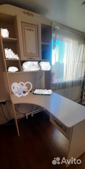 Угловой письменный стол с полками