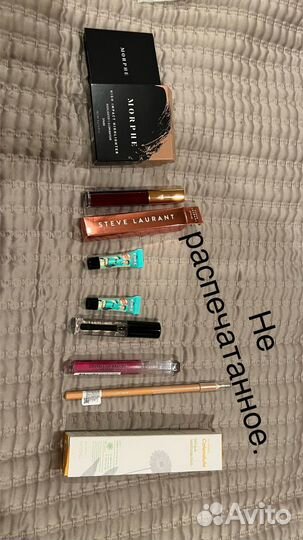 Много декоративной косметики