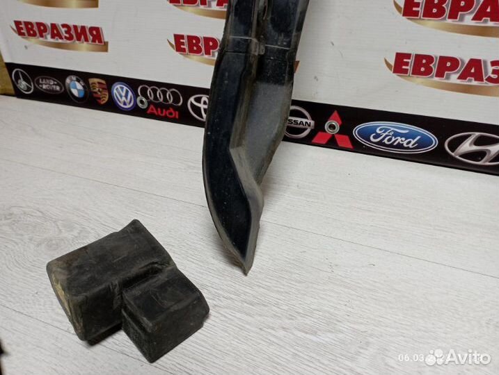 Пыльник крыла передний правый Audi Q5 8R cdnc 2011