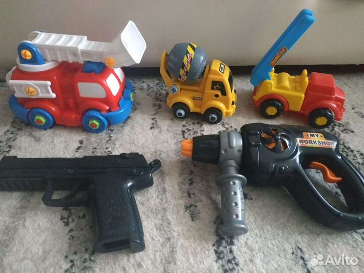 Машинки много