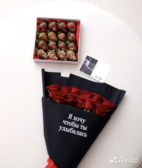 Клубника в шоколаде с цветами