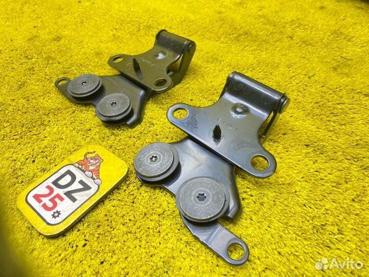 Петля стекла двери багажника задняя Toyota Land 145305