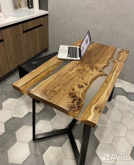 Стол из слэба с эпоксидной смолой
