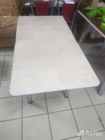 Стол и стулья